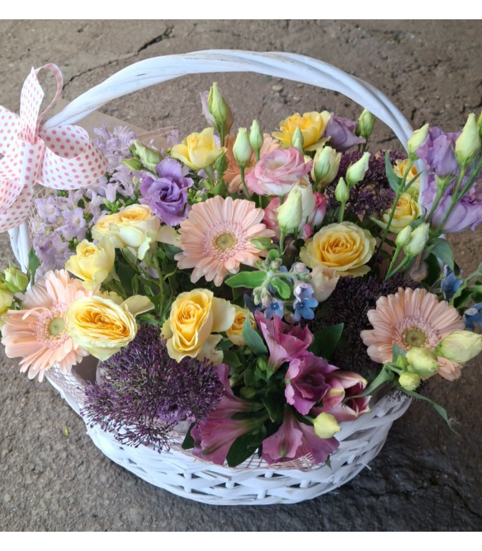 Coș pastel elegant – primăvară delicată