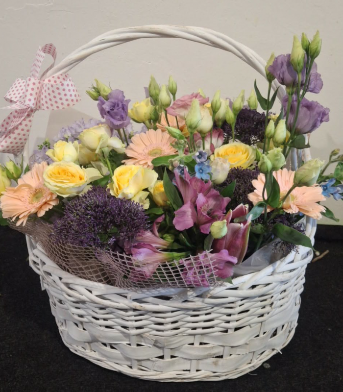 Coș pastel elegant – primăvară delicată