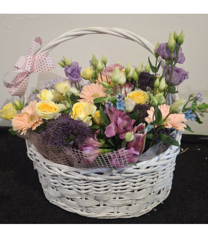 Coș pastel elegant – primăvară delicată